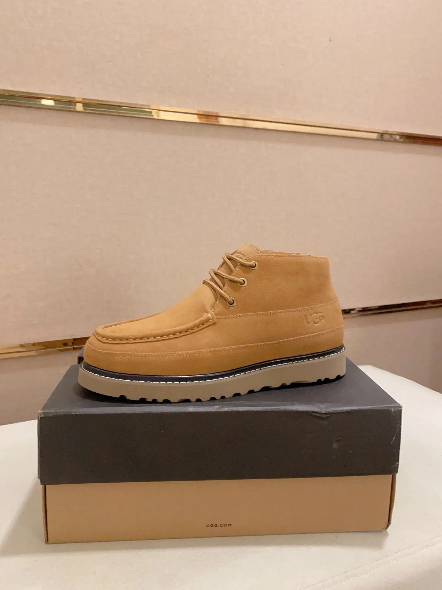 Men's shoes💰: 600💰(high-end goods) UGG❄️❄️Latest model 1:1⃣️quality, fabric: high-end quality first-layer cowhide imported from Europe. Lining: wool lining, sole: pure imported foam outsole. ❤️High-end goods, fine workmanship, trendy and fashionable. The fit is very classy. If you know the goods, you will not be able to refuse😍😍Number of codes: 38-44 (45 is custom-made and cannot be returned or exchanged)